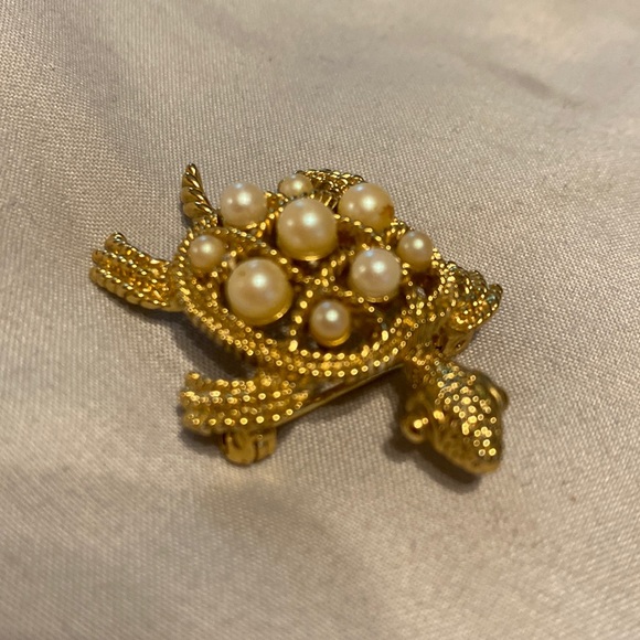 Jewelry - Cutest little turtle broach. $8.00